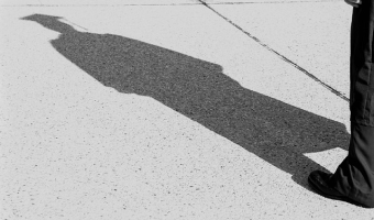 Obrazek przedstawia cień studenta kończącego studia